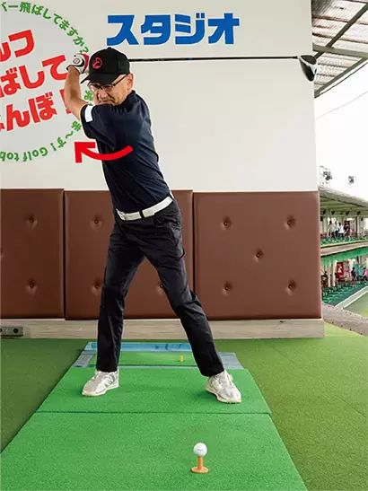 腰と肩の回転角度が深くなり、トップで体重が右足にしっかり乗ってくる。