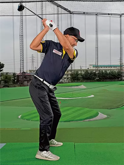 カラダの硬い人はスクエアスタンスのままではパワーがたまりにくい。