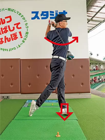 体重が左足に乗ってフィニッシュまでしっかりと振り切れて遠くまで飛ばせる。