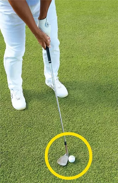 ウェッジを大きく開き、そのぶんスタンスをオープンにする。高い球を打つ条件を最大限にしたのがロブショット。