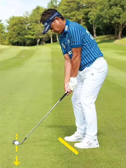 フェースの開き具合に応じてスタンスをオープンに。ボールを中心に回れば、体とボールの距離が一定になる。