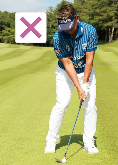 ボール位置が右足寄りで、ハンドファーストの度合いが強い。この構え方をしている人が多いので注意しよう。