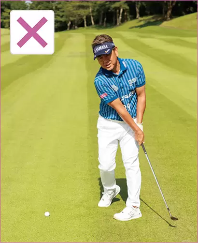 三角形の幅からクラブが外に出るのはNG。極端なカット打ちになると、方向性が悪くなりショットがバラついてしまう。