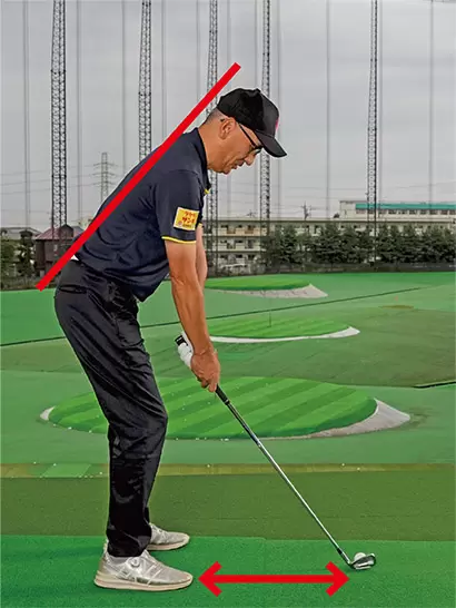 ドライバーより短い7番アイアンはボールの近くに立ち、前傾角度は深め。