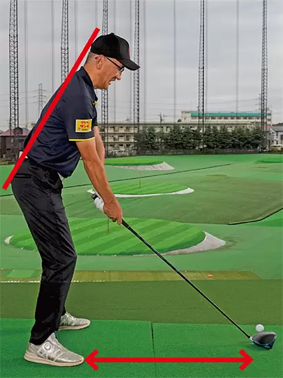 ドライバーはボールから離れて立ち、前傾角度を浅めにして構えるのが基本。