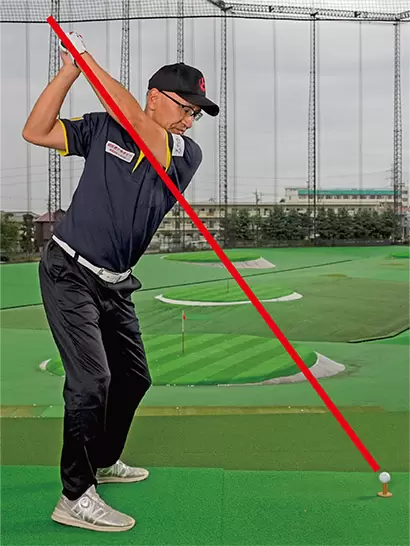 前傾が浅いぶんスイング軌道は自然に横型に近いフラットな軌道となる。