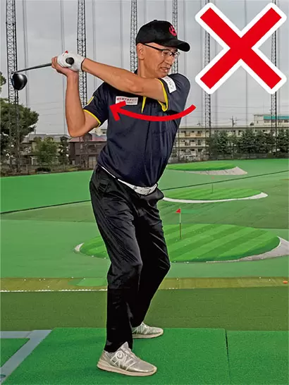 ドライバーで肩を真横に回そうとするとトップで上体が起きてしまう。