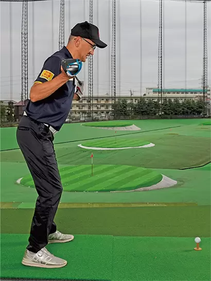 クラブを両肩に平行にあてがってアドレスの体勢を作ろう。