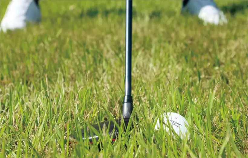 ボールが半分見えていれば芝の抵抗が少なめ。この場合は7WやUTなら使える。