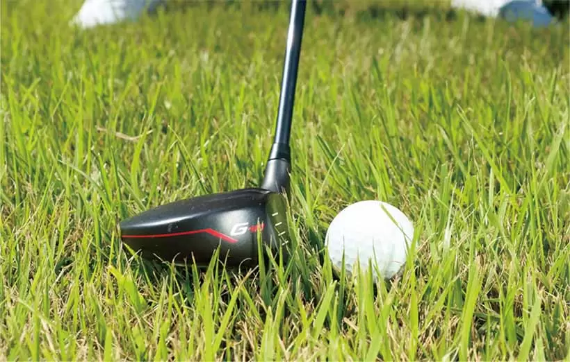 低めにティアップしたボールを打つときと似た状況。3Wでも比較的イージー。