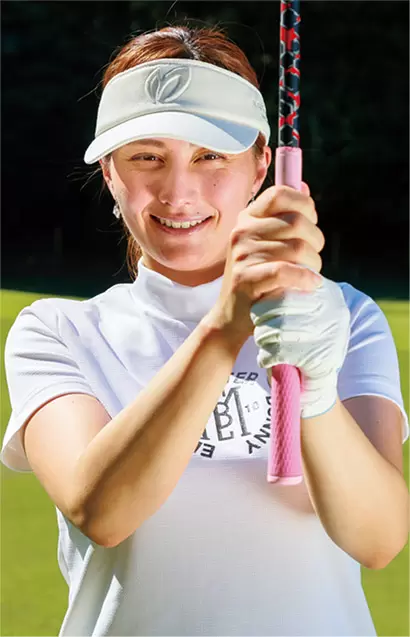 グリップの真ん中付近を持つくらいまでクラブを短く持つ。