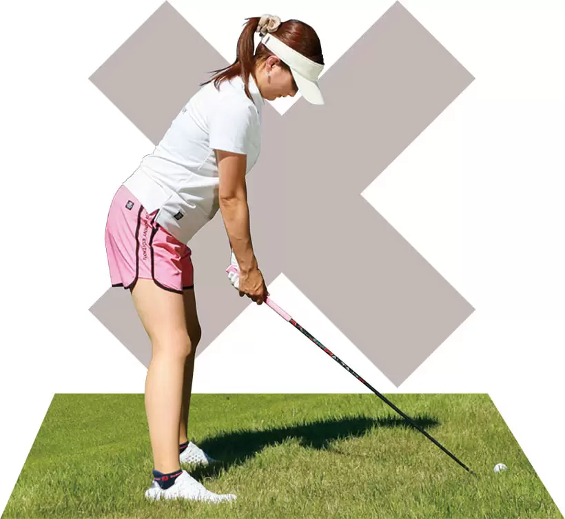 クラブを通常の長さに持ち、ヘッドを上から押さえるような低い姿勢はNG。