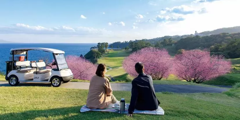 【川奈ホテル・川奈ホテルゴルフコース】普段は入ることができない絶景コースで一足先にお花見気分