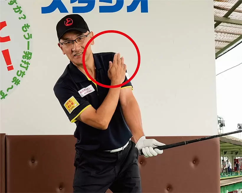 左肩を開かないでスイングする感覚がつかめるのもスプリットハンドのメリット。