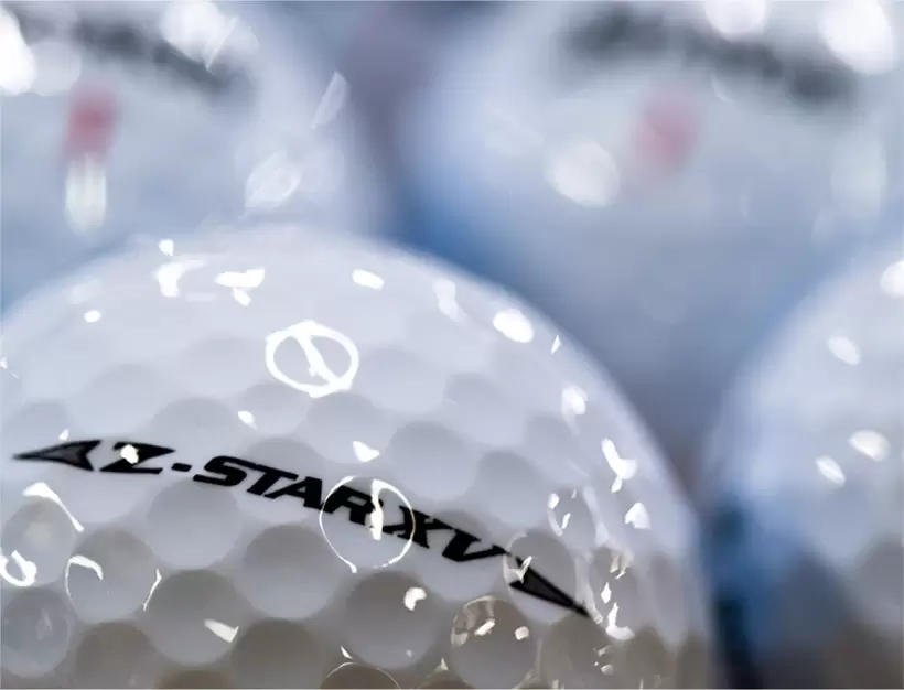 「もちろん性能が一番ですが、当社では2050年までに全ゴルフボールのサステナブル原材料比率100％を目指しています。トウモロコシ由来のバイオマス原料は二酸化炭素も大幅に削減しています」