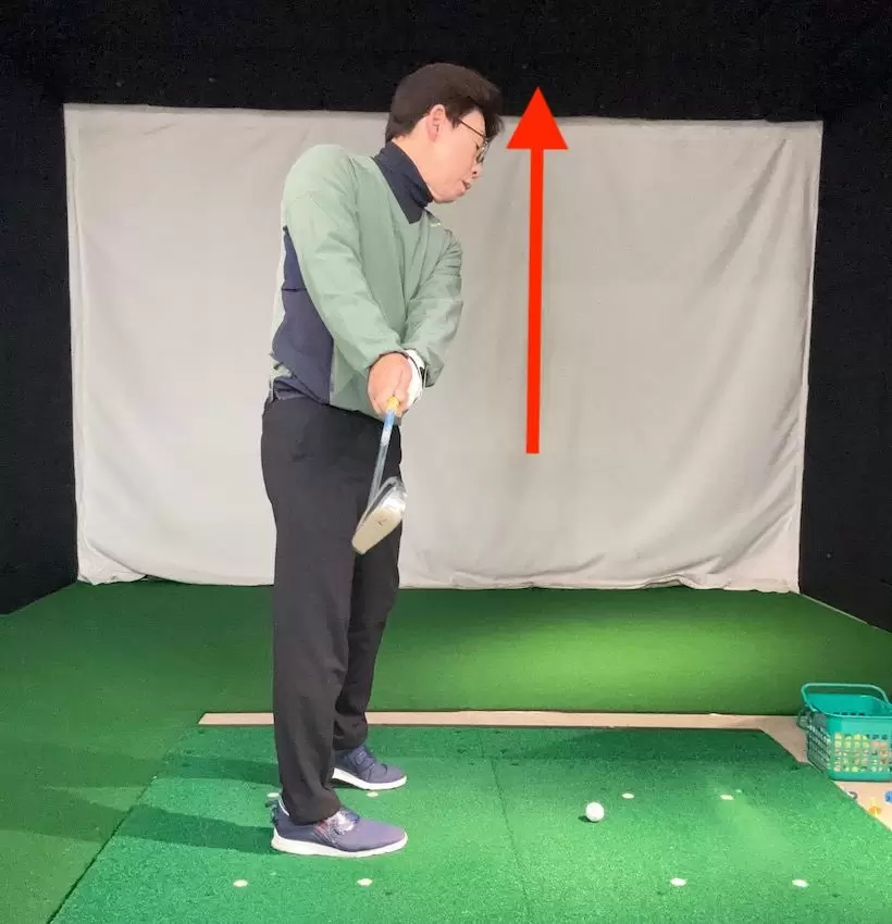 手でクラブを持ち上げると伸び上がりやすい