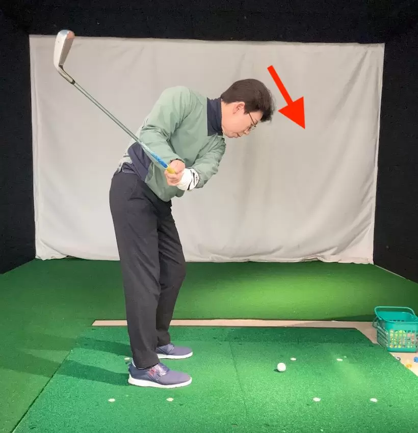 ボールを凝視すると下がりやすいので注意。