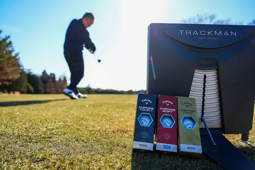 試打用のボールはクロム ツアー Xを使用。