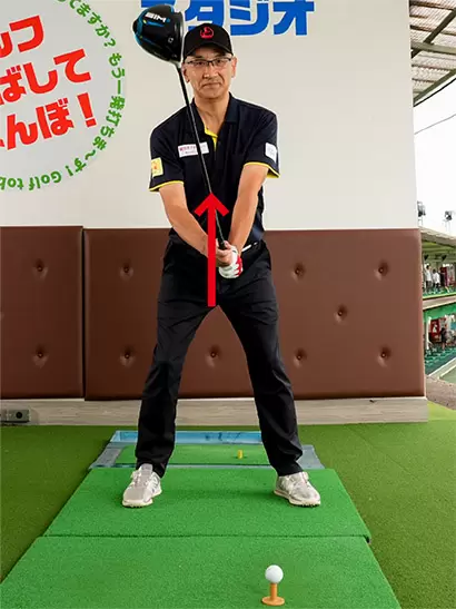 クラブを真っすぐ立てるような動きは縦コック。