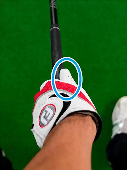 左手甲をかぶせて握れば左手親指をグリップの真上よりも少し右に添えるカタチとなる。