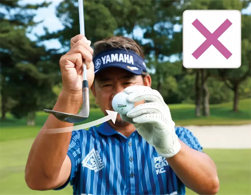 ヘッドを下から入れると、スピンが正しくかからない。スピンがほどけたり、オーバースピンになってしまうので注意しよう。