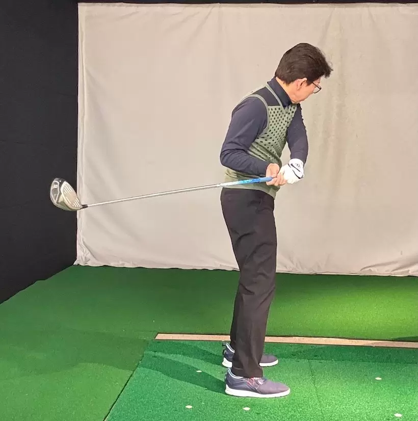 極端なインサイド軌道は右プッシュやダフりを招くので注意。