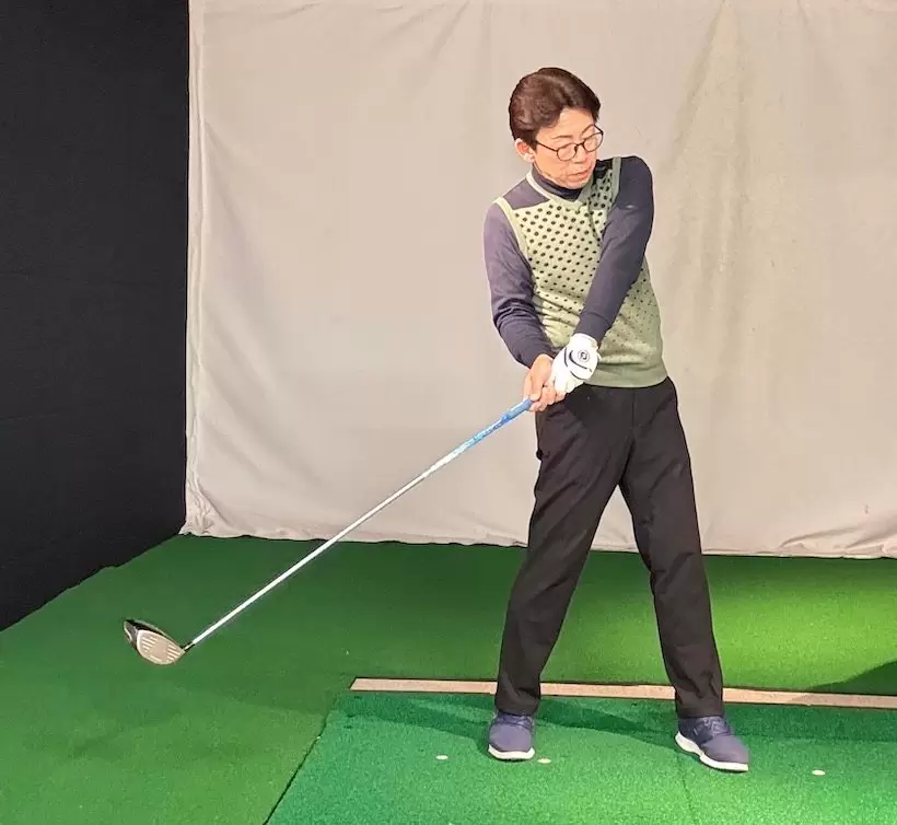 体重移動不足はスイング軸が傾いてさまざまなミスにつながる。