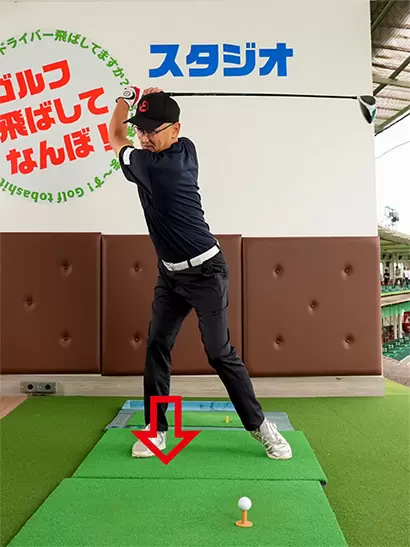 右カカトを踏み込むタイミングでークバックすれば深い捻転が作れる。