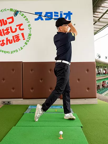 フィニッシュで体重が左足に乗り、右足は自然に蹴れたカタチとなる。