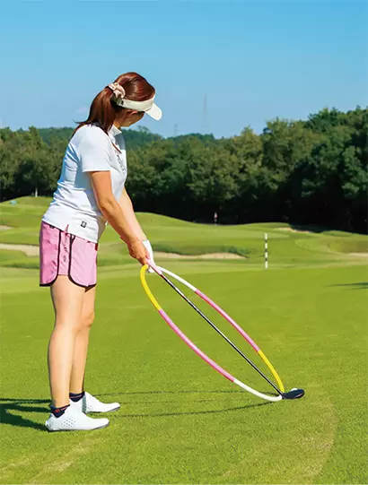 目標に対して少し右向きの軌道をイメージしてスイング。