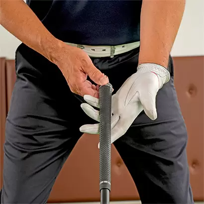 左手はグリップの下側から添えるように握るのがコツ。