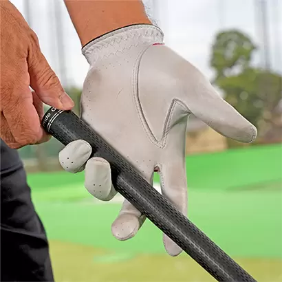 左手の小指側からグリップに巻きつけるように握ろう。