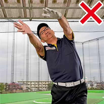 両腕を目標方向に向かって真っすぐ振るだけでは肩が十分に回り切らない。