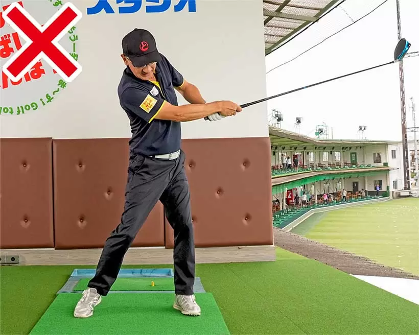 左ヒジをたたもうとして左ヒジが引けてしまうのも飛ばない原因となる。