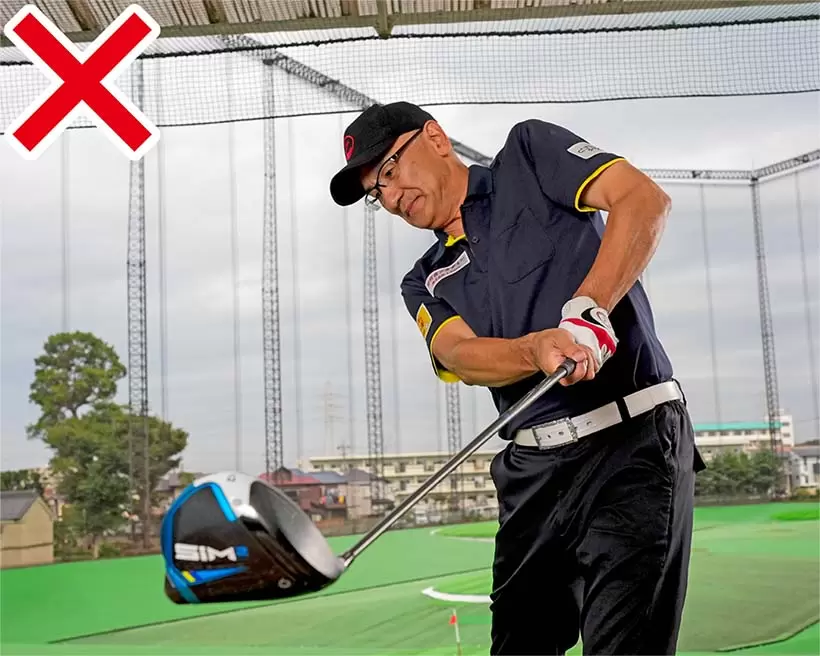 フォロースルーで左ヒジを逃がしてはフォロースルーが小さくなってしまう。