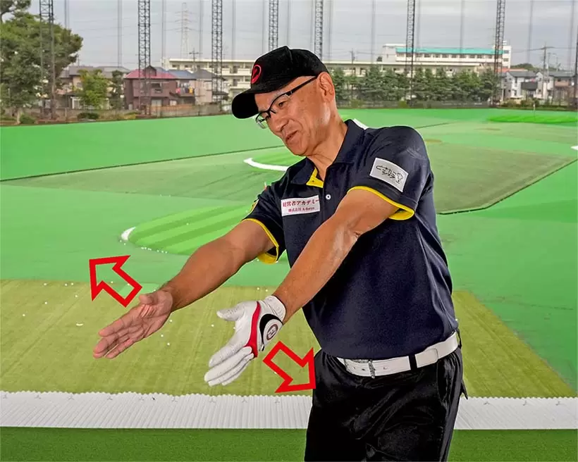 左手甲が斜め下、右手甲が斜め上を指すカタチが飛ばしのフォロースルーだ。