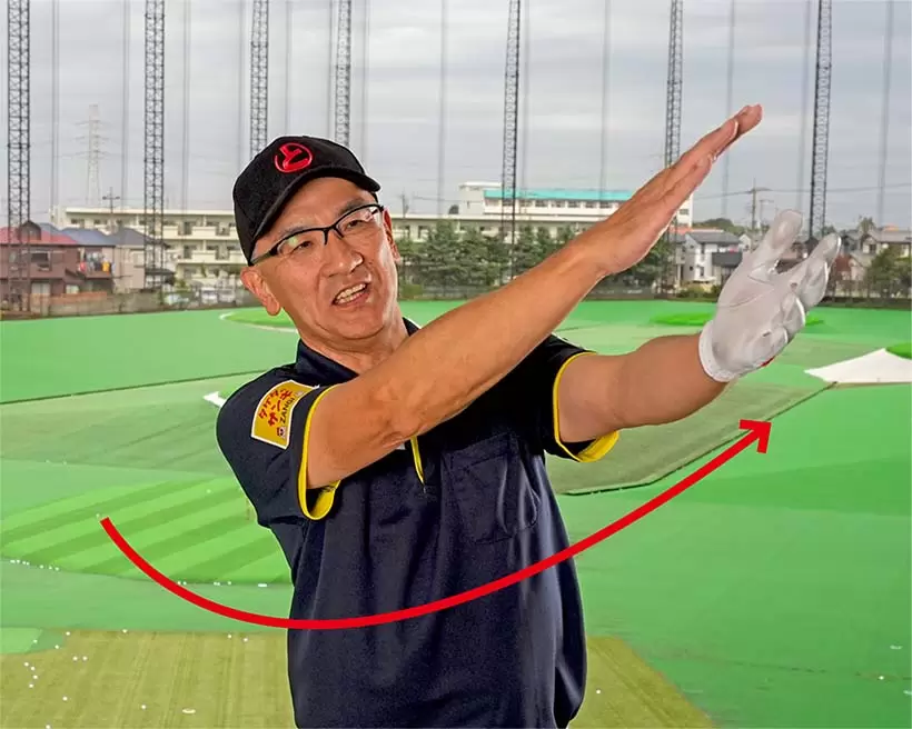 左腰の高さを通過した後は、カラダの回転と連動して目標の左へと振り抜こう。