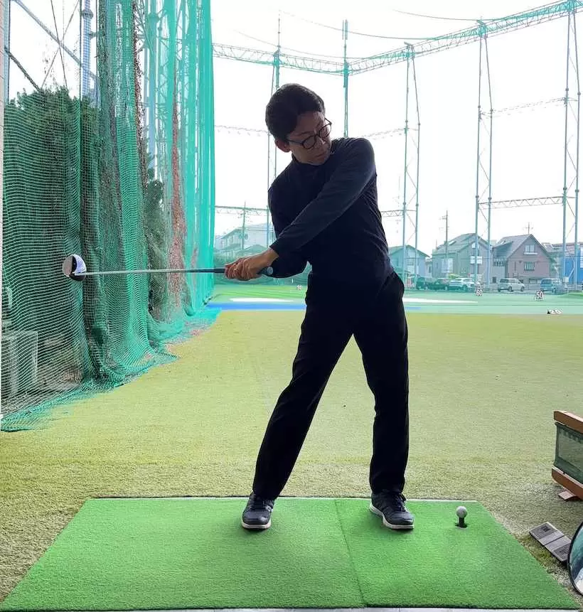 肩が傾き過ぎるとクラブが倒れやすいので注意。