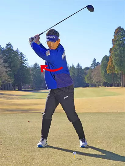右足軸でバックスイングしやすく、飛ばしのパワーをためやすい。