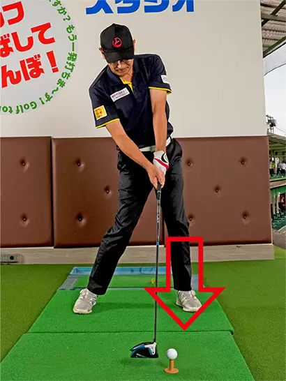 理論的には左サイドのカベを作ってボールを打ち抜くのが正解。