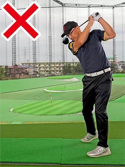 クラブがしっかりと振り切れず、ボールを遠くに飛ばせない。