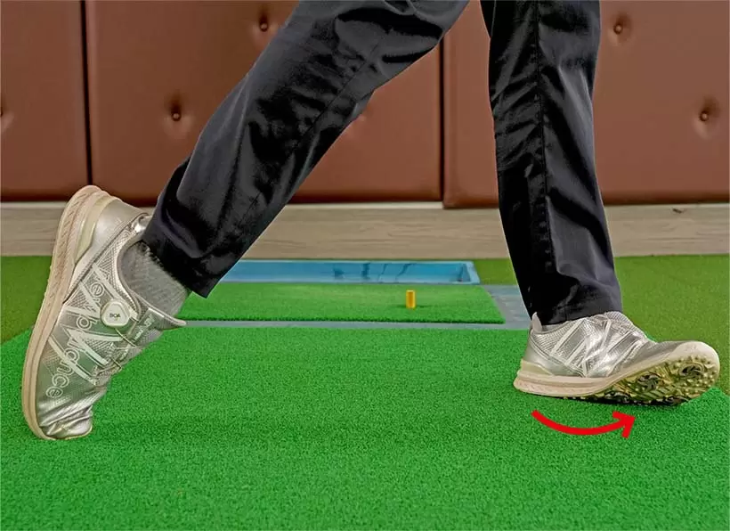 腰の回転と連動して左ツマ先が目標方向を向くのは自然な動きだ。