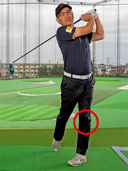 フィニッシュで左ヒザが目標方向を指せば腰がフルターンした証拠。