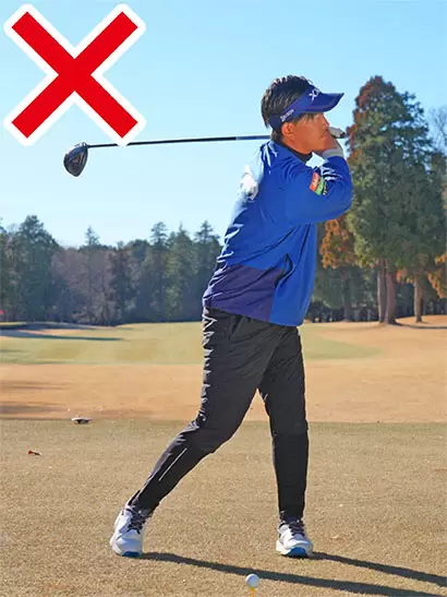 下半身がどっしりしていないとスイングが安定せず、振り抜き感覚も乏しい。