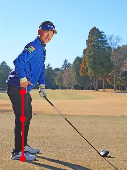 腰骨とヒザ頭、土踏まずのラインが一直線となるのが飛ばしのアドレスの基本形。