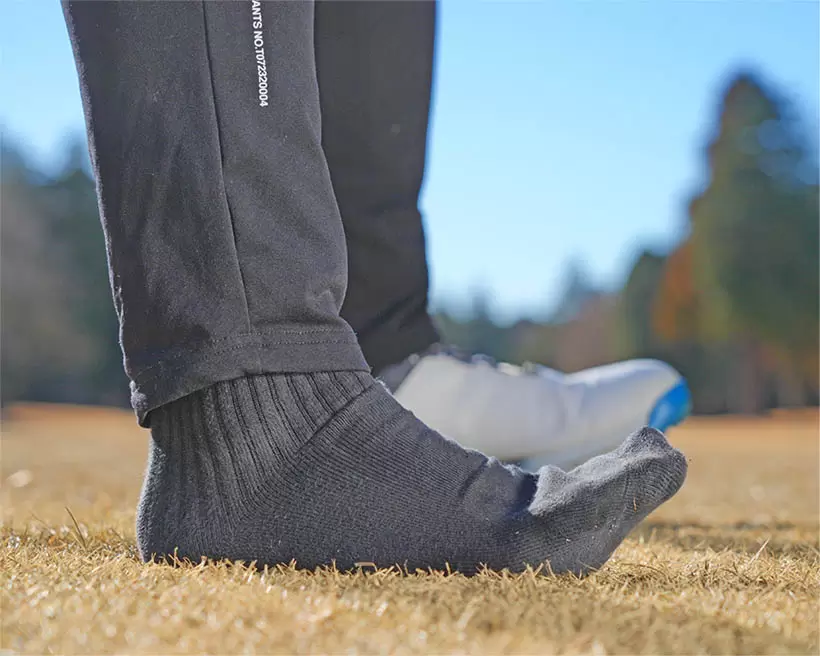 最初にツマ先を地面から浮かせて、指先を地面に食い込ませる感じで下ろすといい。