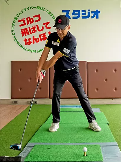 クラブの重さに引っ張られるようにカラダが回転する。