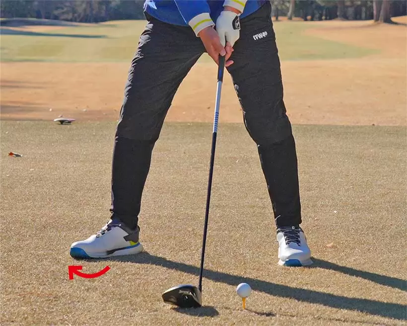 バックスイングの捻転不足を実感している人は右ツマ先を思い切って開いて構えよう。