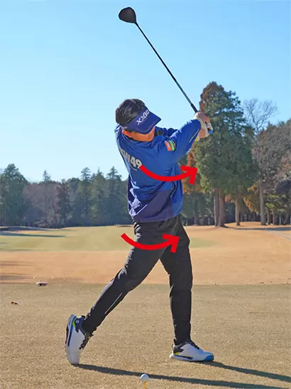 腰も肩も回転しやすくなり、クラブヘッドで大きな円弧を描くように振り抜ける。