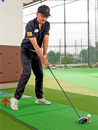 アドレスの体勢を作ったら、右カカトを軽く浮かせるといい。